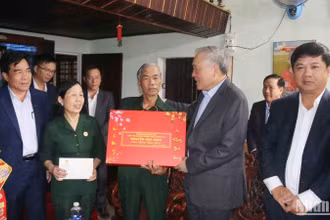 Phó Thủ tướng Thường trực Chính phủ Nguyễn Hòa Bình tặng quà, chúc Tết ông Nguyễn Xuân Ngọc, thương binh hạng ¼ ở phường Vĩnh Điện, thị xã Điện Bàn.