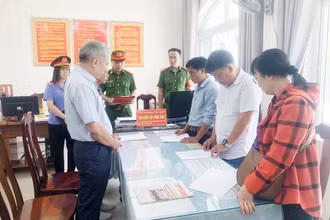Cơ quan điều tra tống đạt quyết định khởi tố bị can, bắt tạm giam các đối tượng.