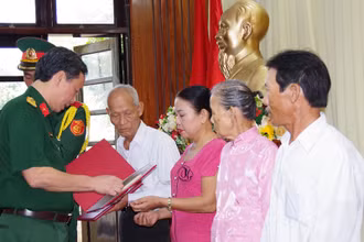 Trao di vật, kỷ vật của các liệt sĩ cho thân nhân và gia đình.