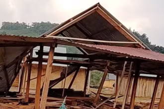Một nhà dân tại thôn Da'ding bị hư hỏng do mưa đá và gió mạnh.