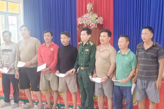 Đại tá Hoàng Văn Mẫn, Chính ủy Bộ đội Biên phòng tỉnh Quảng Nam thăm hỏi, động viên các ngư dân gặp nạn trên biển.