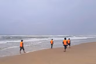 Cán bộ, chiến sĩ Đồn Biên phòng Cửa Đại tìm kiếm người mất tích 