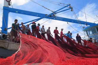 Ngư dân đưa lưới lên tàu tại cảng cá Mỹ Tân (xã Thanh Hải, huyện Ninh Hải, Ninh Thuận), chuẩn bị cho chuyến ra khơi. Ảnh: Minh Hưng