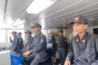 Cán bộ tàu KN360 trên đường làm nhiệm vụ.