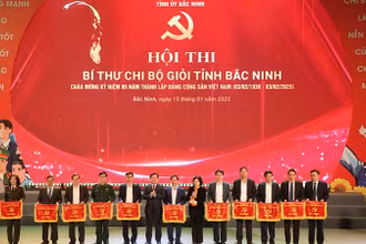 Lãnh đạo Tỉnh ủy Bắc Ninh trao Cờ lưu niệm tặng các đoàn tham dự. 