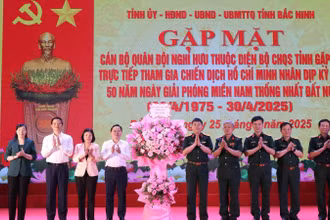 Lãnh đạo tỉnh Bắc Ninh tặng hoa chúc mừng buổi gặp mặt.
