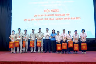 Lãnh đạo thành phố Hà Nội gặp gỡ, đối thoại với công nhân, người lao động.
