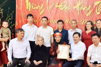 Bí thư Tỉnh ủy Bắc Ninh chúc Tết, mừng lễ Đại hồng thọ cụ Nguyễn Ngọc Phan,100 tuổi, cán bộ tiền khởi nghĩa ở thành phố Bắc Ninh. 