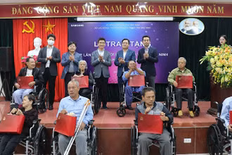 Lãnh đạo Sở Lao động-Thương binh và Xã hội tỉnh Bắc Ninh cùng các doanh nghiệp thuộc Samsung Việt Nam trao xe lăn và nhiều phần quà tặng người khuyết tật. 