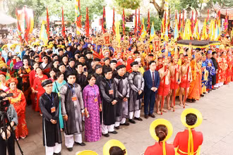 Các đại biểu và du khách thập phương thành kính thực hiện nghi thức tuyên Chiếu dời đô.