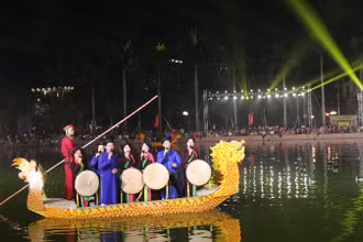 Hát Quan họ trên thuyền là chương trình được người dân Bắc Ninh đón chờ mỗi dịp kỷ niệm các ngày lễ lớn. 