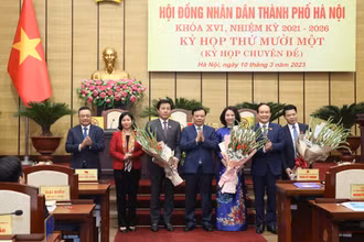 Lãnh đạo Thành ủy, Hội đồng nhân dân, Ủy ban nhân dân thành phố tặng hoa chúc mừng các đồng chí vừa được bầu giữ cương vị mới. ( Ảnh: Duy Linh) 