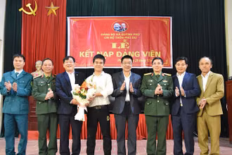 Chi bộ thôn Phú Dư, xã Quỳnh Phú, huyện Gia Bình tổ chức kết nạp đảng viên mới là các công dân sẵn sàng nhập ngũ năm 2024. ( ẢNH: BẢO ANH)