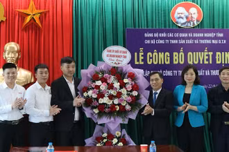 Lãnh đạo Đảng ủy Khối các cơ quan và doanh nghiệp tỉnh tặng hoa chúc mừng Chi bộ Công ty trách nhiệm hữu hạn Sản xuất và Thương mại D.T.H.