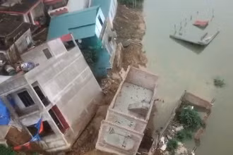 Sự cố sạt lở làm 6 ngôi nhà trôi xuống sông Cầu ngay trong đêm.