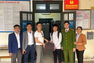 Em Nguyễn Bá Biền trao trả lại tài sản cho người đánh rơi.