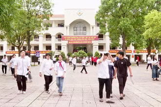 Các thí sinh hoàn tất môn thi cuối cùng vào lớp 10 công lập không chuyên.