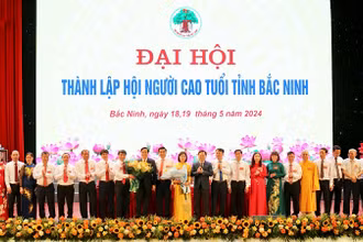Lãnh đạo Hội Người cao tuổi Việt Nam và tỉnh Bắc Ninh tặng hoa chúc mừng Ban chấp hành Hội Người cao tuổi Bắc Ninh.