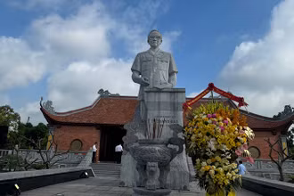 Tượng đài đồng chí Lê Quang Đạo tại thành phố Từ Sơn.