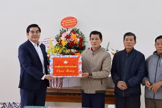 Mặt trận Tổ quốc tỉnh thăm, tặng quà tại giáo xứ Nam Viên, Lạc Vệ, Tiên Du.