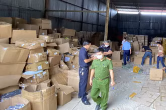 Các lực lượng chức năng kiểm tra kho hàng. ( Ảnh: CAND)