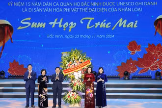 Phó Chủ tịch Quốc hội Nguyễn Thị Thanh tặng lẵng hoa chúc mừng 15 năm Dân ca Quan họ Bắc Ninh được UNESCO vinh danh.