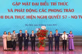 Lãnh đạo tỉnh Bắc Ninh đón nhận lẵng hoa chúc mừng từ đại diện các trí thức tham dự hội nghị trao tặng.