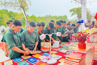 Đông đảo học sinh, đoàn viên thanh niên và người dân tham gia Lễ phát động và tham quan các gian trưng bày sách.