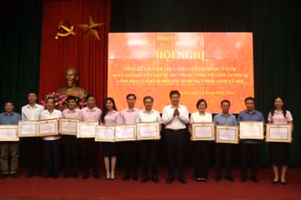 Ban Thường vụ Tỉnh ủy Hưng Yên tặng bằng khen cho các tập thể, cá nhân có thành tích xuất sắc trong thực hiện Chỉ thị số 40-CT/TW.