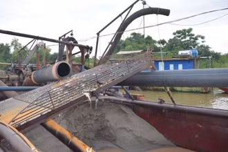 Phương tiện khai thác cát trái phép bị các cơ quan chức năng tạm giữ.