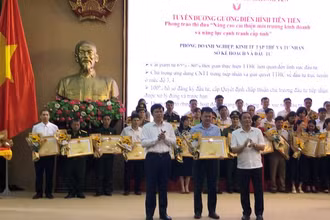 Lãnh đạo tỉnh Hưng Yên tặng bằng khen cho Phòng doanh nghiệp-kinh tế tập thể và tư nhân, Sở Kế hoạch và Đầu tư tỉnh Hưng Yên trong phong trào Thi đua yêu nước.
