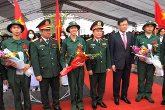 Quang cảnh Lễ giao, nhận quân tại huyện Yên Mỹ, tỉnh Hưng Yên.