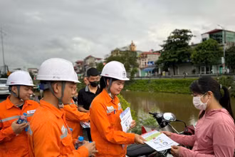 Nhân viên Công ty Điện lực Hưng Yên tuyên truyền Giờ Trái đất- sử dụng điện tiết kiệm. 