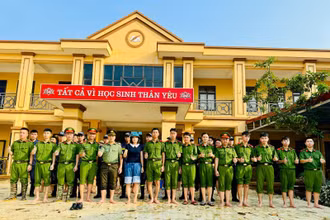 Công an tỉnh Hưng Yên ra quân dọn dẹp, vệ sinh môi trường.