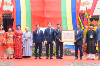 Thứ trưởng Văn hóa, Thể thao và Du lịch Hoàng Đạo Cương trao Quyết định ghi danh Di sản văn hóa phi vật thể quốc gia Lễ hội đền Hai Bà Trưng cho đại diện quận Hai Bà Trưng và các phường Đồng Nhân, Bạch Đằng.
