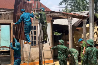 Lực lượng tại chỗ đã được huy động giúp dân khắc phục hậu quả đợt dông lốc. (Ảnh: UBND huyện A Lưới cung cấp)