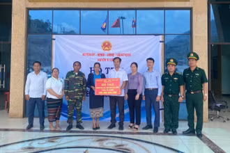 Lãnh đạo huyện miền núi A Lưới chia sẻ khó khăn với đồng bào Lào anh em ở bên kia biên giới.