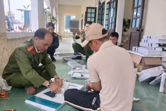 Công an xã Quảng Nhâm cùng dân địa phương thực hiện dự án Thắp sáng bước chân em