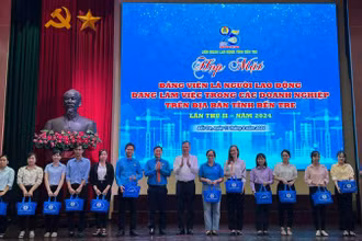 Liên đoàn Lao động tỉnh Bến Tre tặng quà cho đảng viên là người lao động đang làm việc trong doanh nghiệp. (Ảnh: HOÀNG TRUNG)