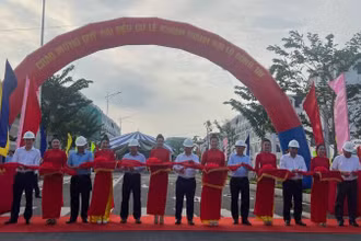 Đại biểu tham dự buổi lễ thực hiện nghi thức cắt băng khánh thành Đại lộ Đông Tây. (Ảnh: HOÀNG TRUNG)
