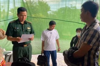 Cơ quan chức năng đọc lệnh khám xét khẩn cấp nơi ở của đối tượng Rồi. (Ảnh: HOÀNG TRUNG)