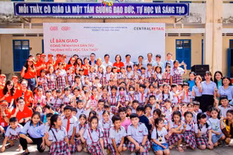 Thầy và trò Trường Tiểu học Tân Thủy vui mừng khi có Nhà bán trú cho học sinh