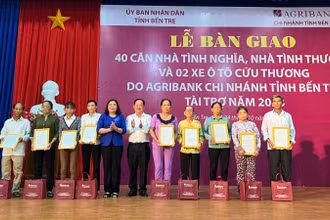 Lãnh đạo tỉnh Bến Tre trao quyết định bàn giao nhà và quà cho gia đình chính sách, hộ nghèo khó khăn về nhà ở.
