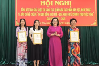 Trưởng Ban Tuyên giáo Tỉnh ủy Bến Tre Nguyễn Trúc Hạnh trao Giải A cho nhóm tác giả Báo Đồng Khởi. (Ảnh: HOÀNG TRUNG)