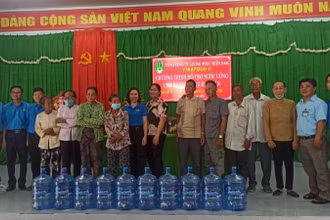 Người dân xã Đại Hòa Lộc (huyện Bình Đại, tỉnh Bến Tre) được hỗ trợ nước ngọt sử dụng trong mùa hạn mặn