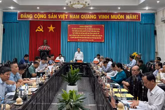 Đoàn công tác Bộ Nông nghiệp và Phát triển nông thôn làm việc tại tỉnh Bến Tre. (Ảnh: HOÀNG TRUNG)