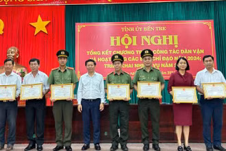 Phó Bí thư Thường trực Tỉnh ủy Trần Thanh Lâm trao bằng khen cho các tập thể có thành tích xuất sắc trong công tác tuyên truyền, vận động giải phóng mặt bằng. (Ảnh: HOÀNG TRUNG)