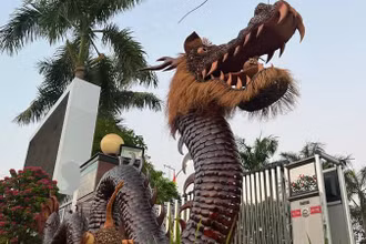 Linh vật rồng màu đen được làm bằng chất liệu dừa.