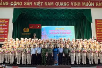 Công an tỉnh Bến Tre tuyên dương 75 tập thể, cá nhân điển hình tiên tiến.