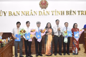 Quyền Bí thư Tỉnh ủy Bến Tre Hồ Thị Hoàng Yến trao các quyết định về sắp xếp tổ chức bộ máy. (Ảnh: HOÀNG TRUNG)